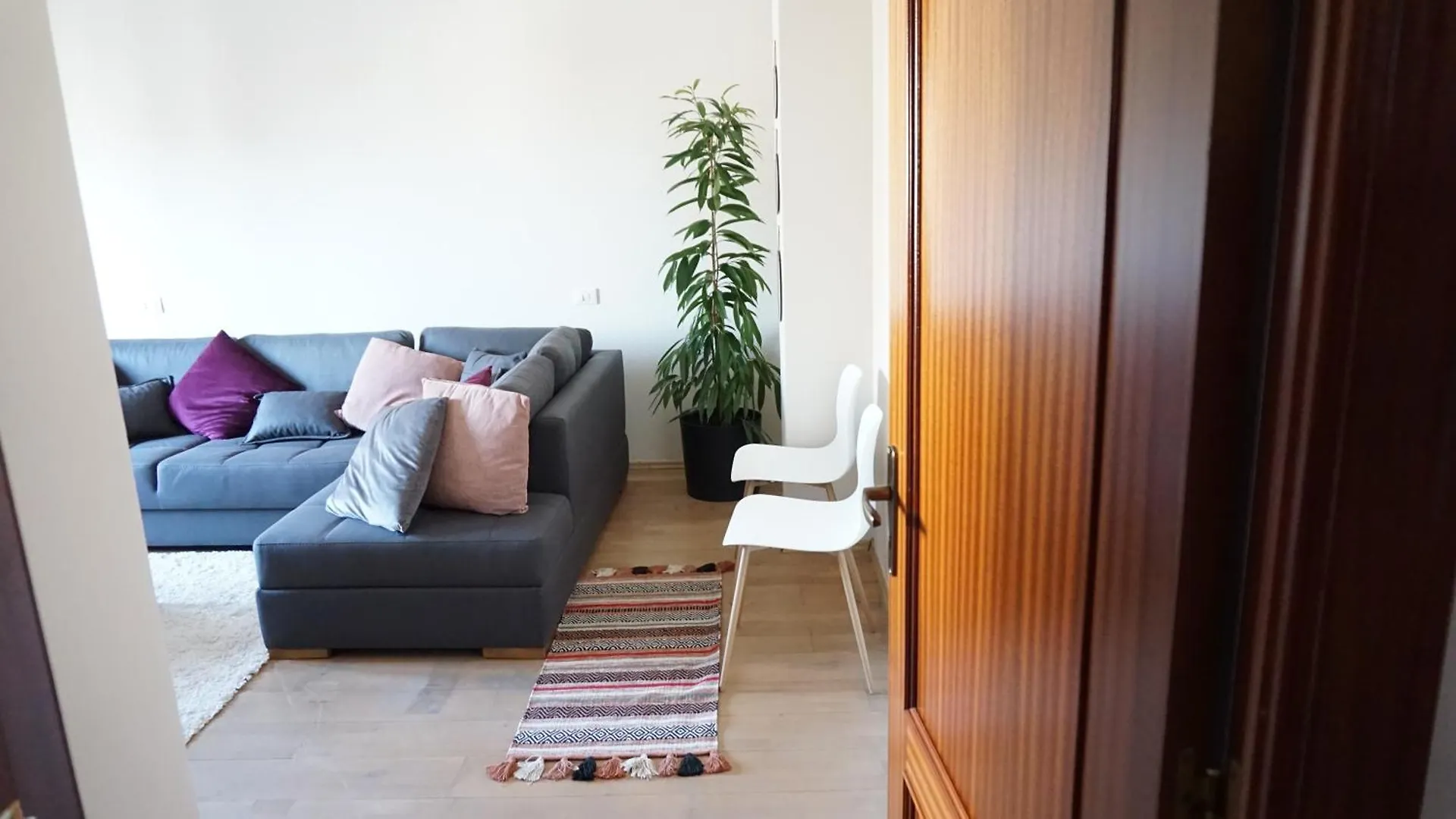 Apartment Aksi Home - Tirana Center Dedicated Workspace